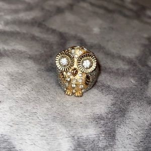 Super cute gold and silver owl ring with elastic band!